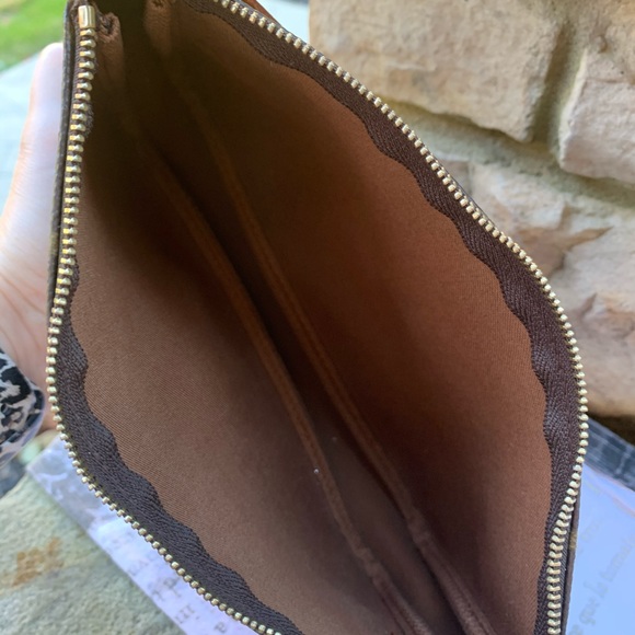 Authentic Louis Vuitton Pochette Crossbody - Picture 5 of 8